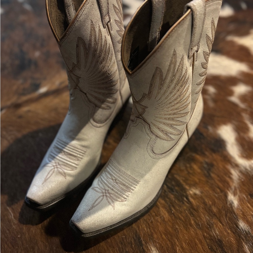 Ariat Cream Heeled Boots with Intricate Stitching - Picture 2 of 5